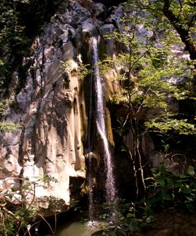 Невдалеке от города Сочи в четырех километрах от побережья Черного моря расположены удивительные по своей красоте и изяществу Агурские водопады.