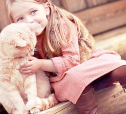 Девочка, кот, гладит, улыбается - Сценарий праздника Да здравствуют вежливость и доброта!. Классный час Доброта спасёт мир!
