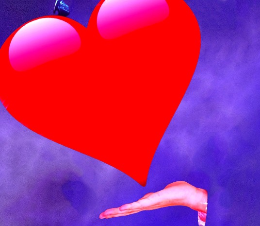 Сердце на ладони, фиолетовый - Сценка на праздник "Если бы у меня была любовь к тебе"
