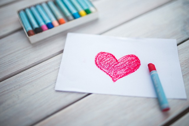 День святого Валентина - красное сердечко на бумаге карандаши
